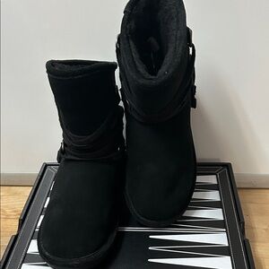 BEARPAW Women's Black Suede Boots.